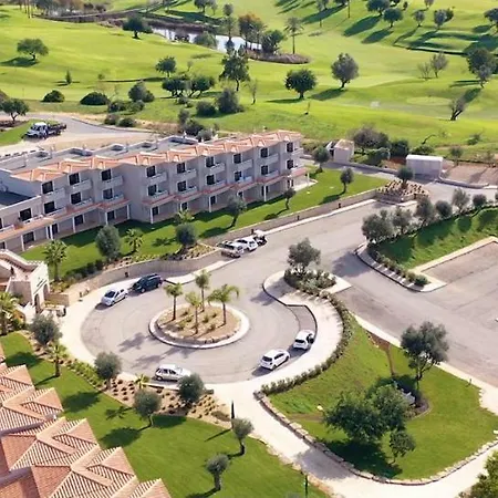 Moradia De Campo Em Condominio Privado Com Parchal